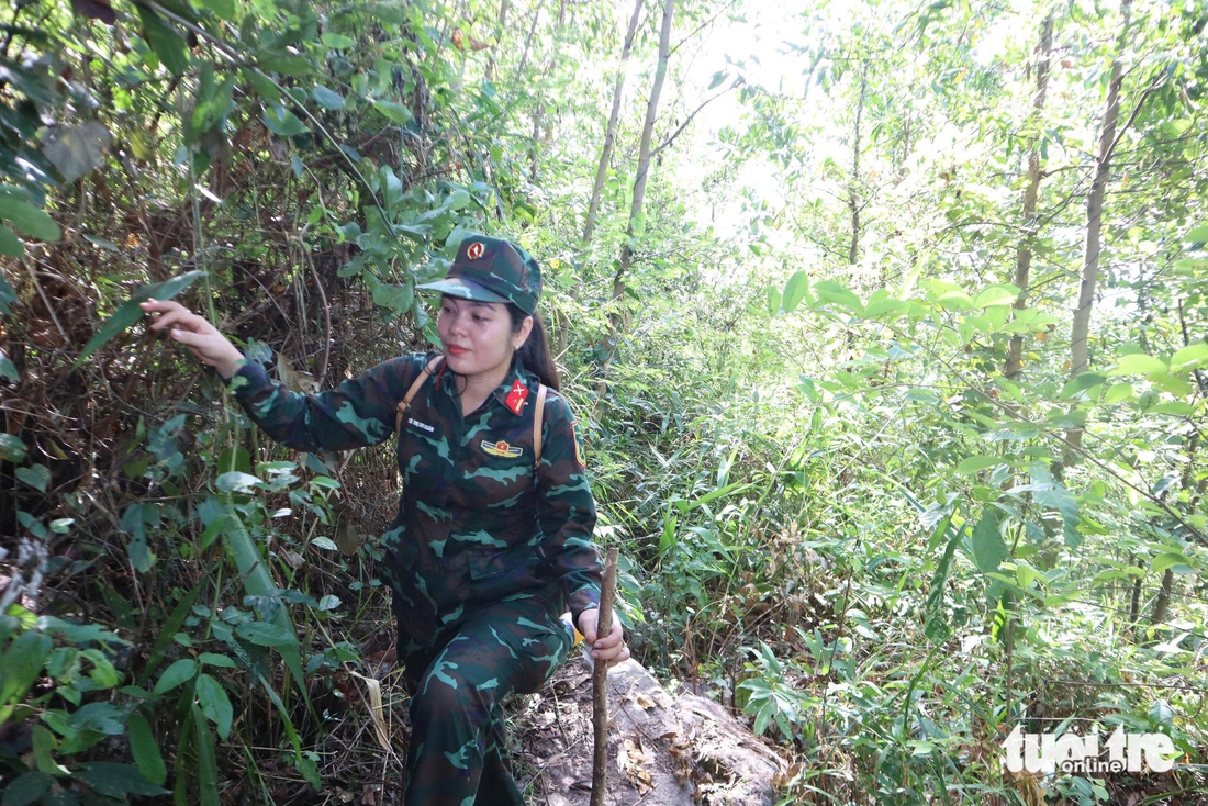 Cõng cơm vượt núi tiếp sức cho bộ đội khai quật hài cốt liệt sĩ - Ảnh 3.