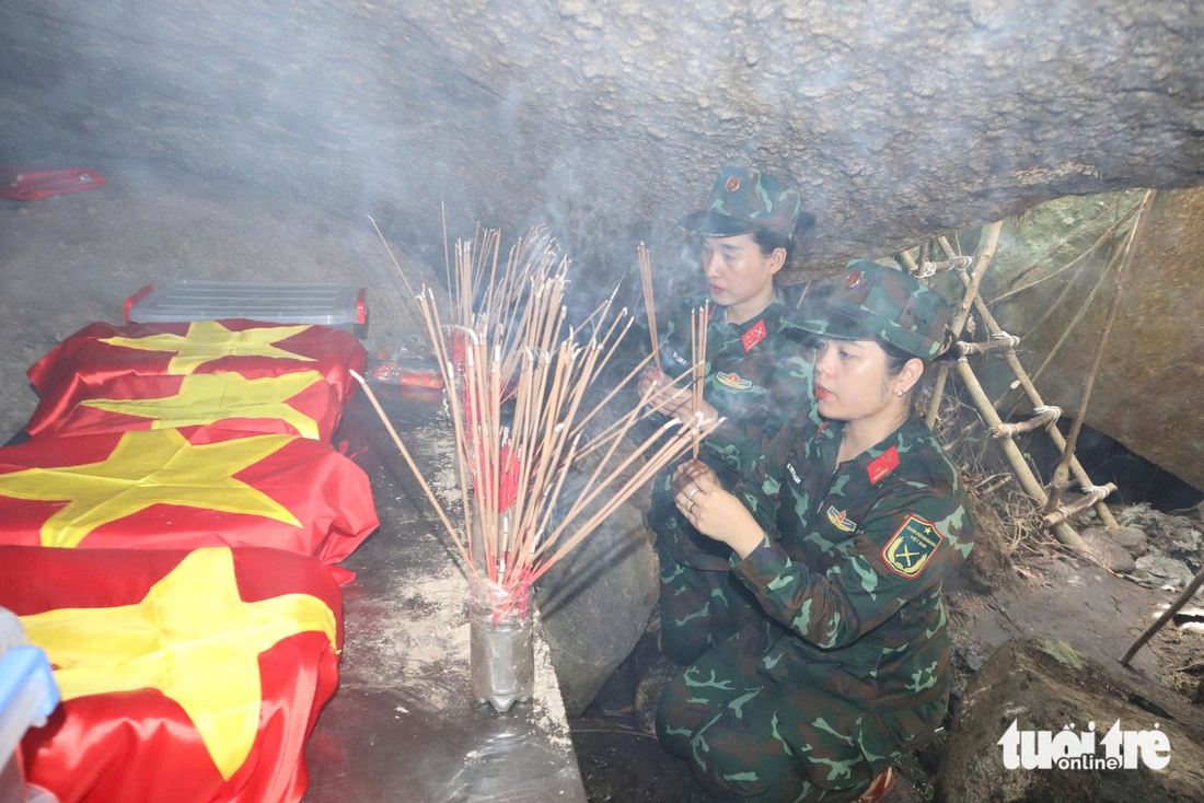 Cõng cơm vượt núi tiếp sức cho bộ đội khai quật hài cốt liệt sĩ - Ảnh 5.