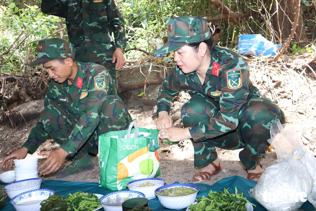 Cõng cơm vượt núi tiếp sức cho bộ đội khai quật hài cốt liệt sĩ - Ảnh 1.