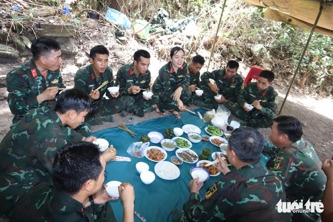Cõng cơm vượt núi tiếp sức cho bộ đội khai quật hài cốt liệt sĩ - Ảnh 7.