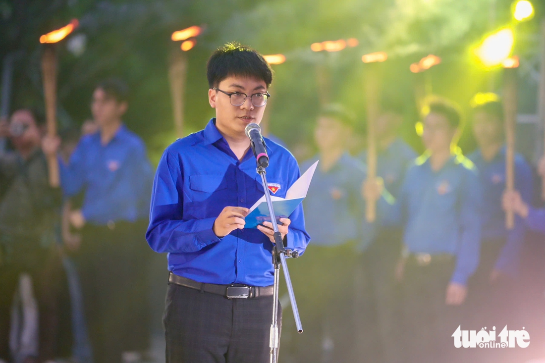 Lãnh đạo Thành ủy TP.HCM dâng hương, thắp nến tri ân Anh hùng liệt sĩ - Ảnh 1.