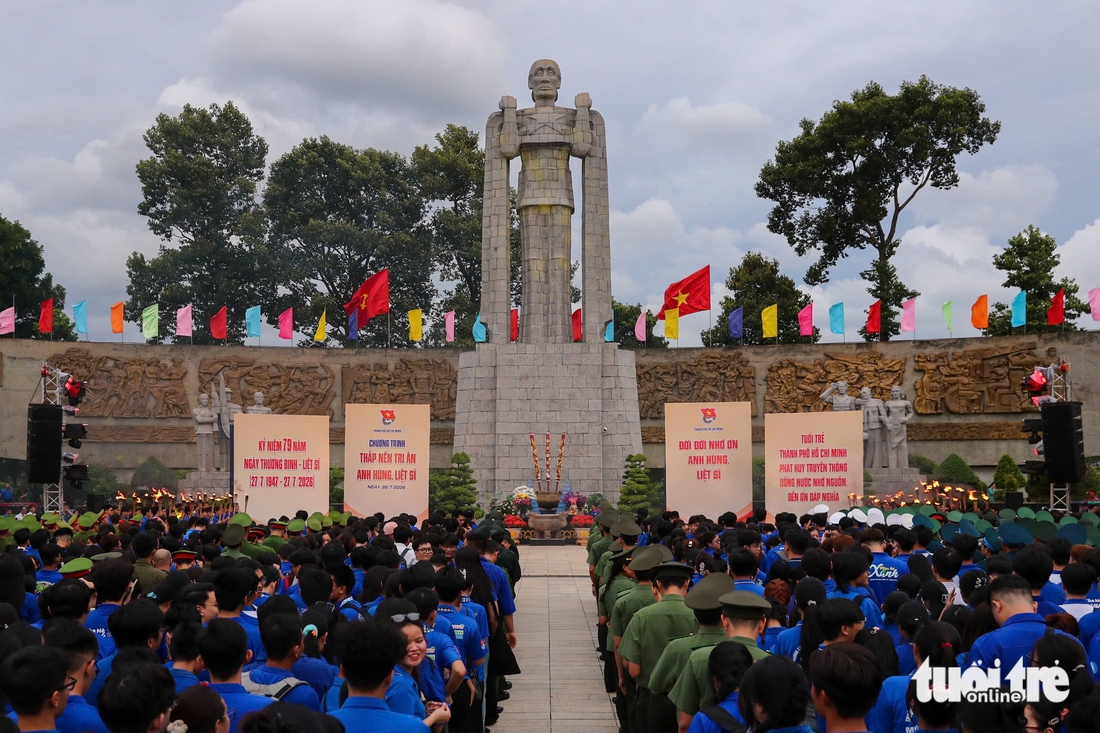 Lãnh đạo Thành ủy TP.HCM dâng hương, thắp nến tri ân Anh hùng liệt sĩ - Ảnh 2.