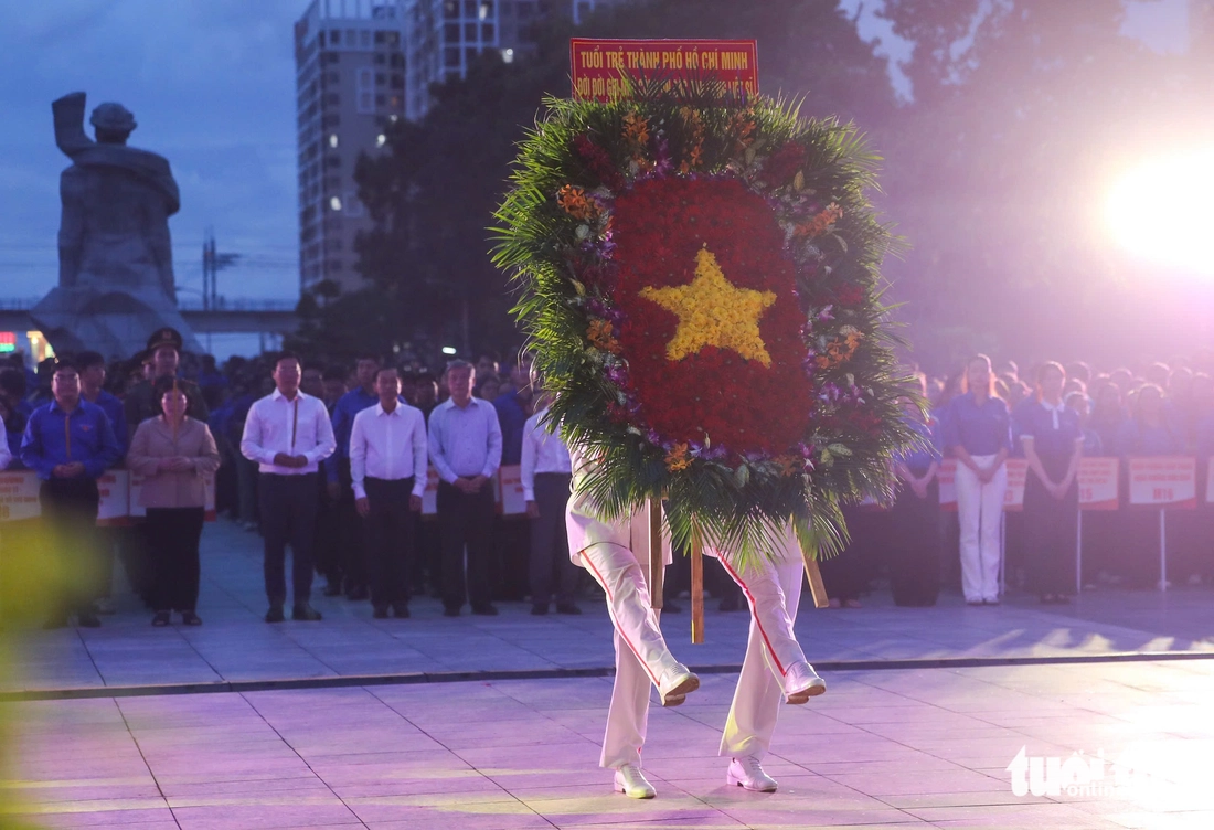 Lãnh đạo Thành ủy TP.HCM dâng hương, thắp nến tri ân Anh hùng liệt sĩ - Ảnh 3.