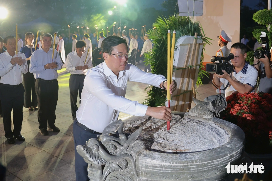 Lãnh đạo Thành ủy TP.HCM dâng hương, thắp nến tri ân Anh hùng liệt sĩ - Ảnh 4.