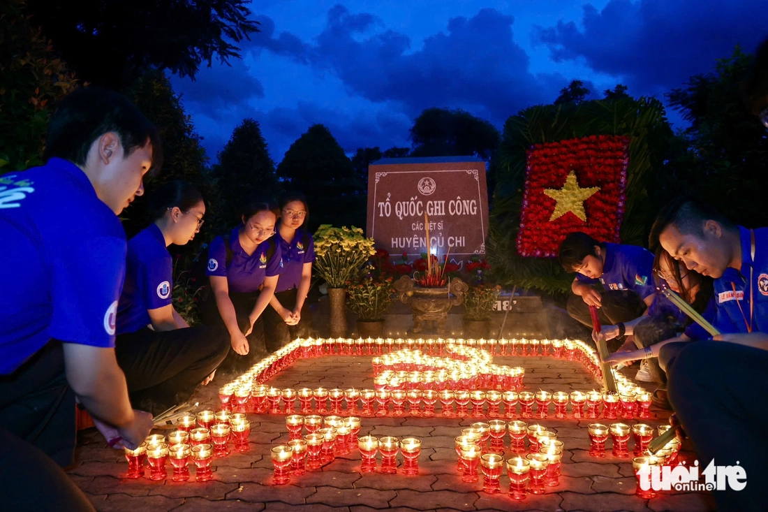 Lãnh đạo Thành ủy TP.HCM dâng hương, thắp nến tri ân Anh hùng liệt sĩ - Ảnh 10.