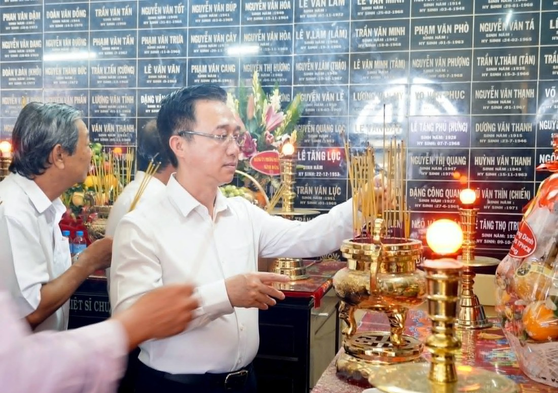 Bí thư Trần Lưu Quang cùng lãnh đạo TP.HCM dâng hương tưởng niệm Anh hùng liệt sĩ nhân ngày 27-7 - Ảnh 8.