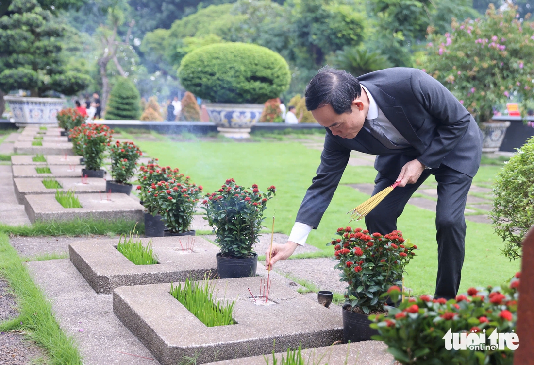 Bí thư Trần Lưu Quang cùng lãnh đạo TP.HCM dâng hương tưởng niệm Anh hùng liệt sĩ nhân ngày 27-7 - Ảnh 3.