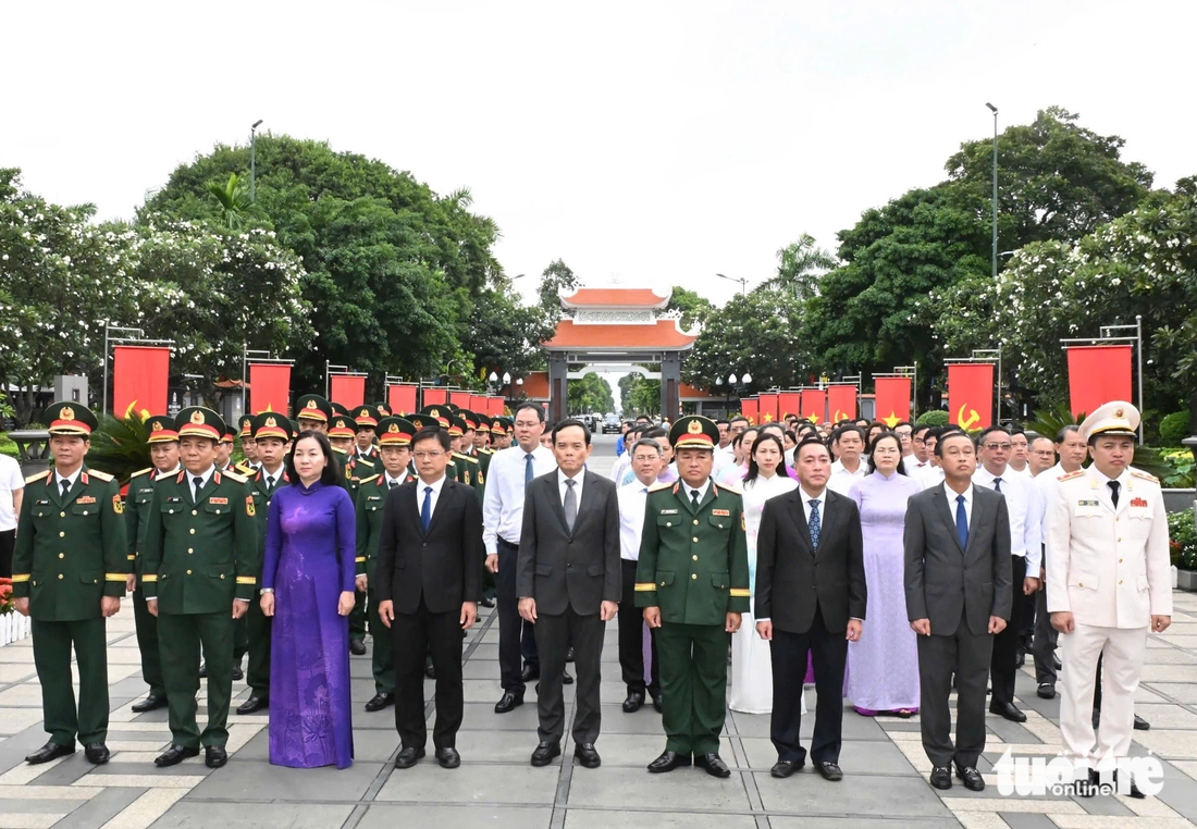 Bí thư Trần Lưu Quang cùng lãnh đạo TP.HCM dâng hương tưởng niệm Anh hùng liệt sĩ nhân ngày 27-7 - Ảnh 4.