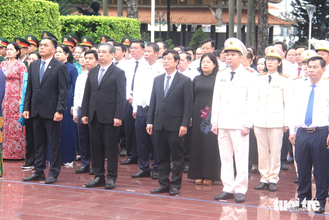 Bí thư Trần Lưu Quang cùng lãnh đạo TP.HCM dâng hương tưởng niệm Anh hùng liệt sĩ nhân ngày 27-7 - Ảnh 5.