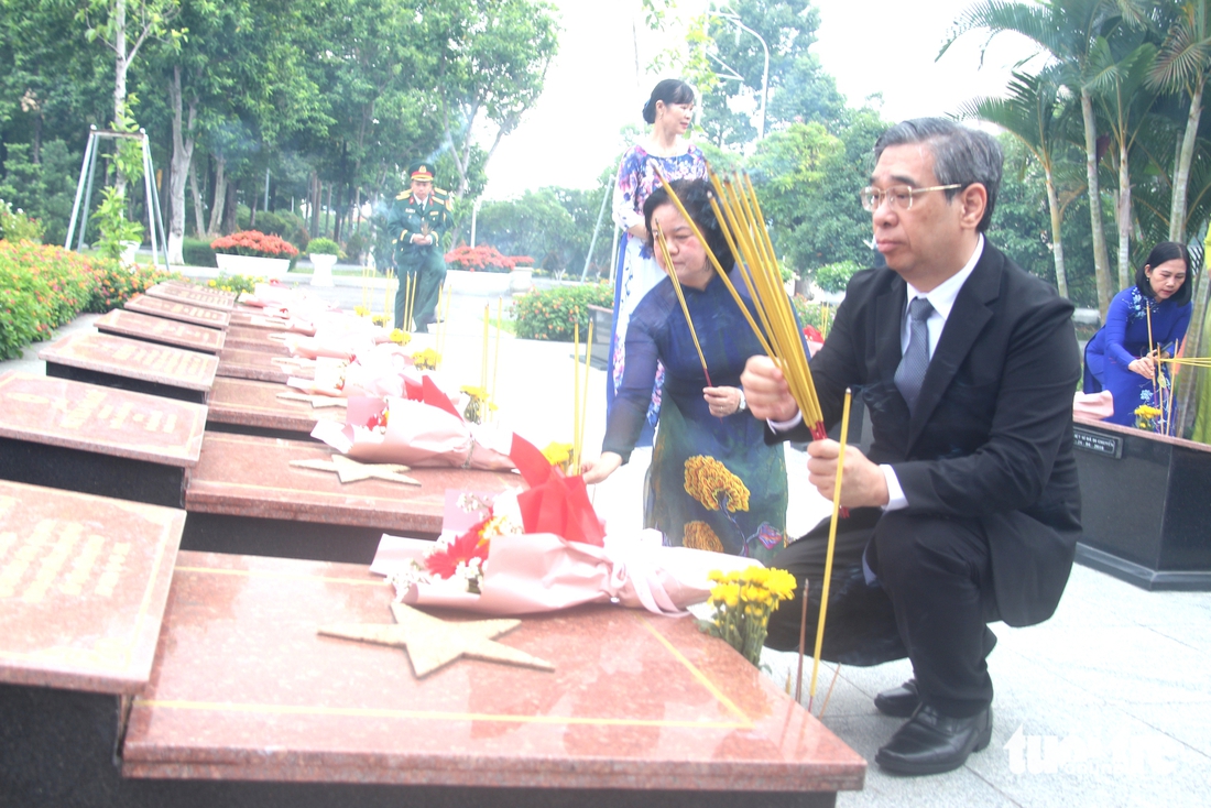Bí thư Trần Lưu Quang cùng lãnh đạo TP.HCM dâng hương tưởng niệm Anh hùng liệt sĩ nhân ngày 27-7 - Ảnh 7.