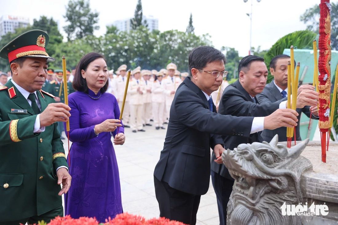 Bí thư Trần Lưu Quang cùng lãnh đạo TP.HCM dâng hương tưởng niệm Anh hùng liệt sĩ nhân ngày 27-7 - Ảnh 9.