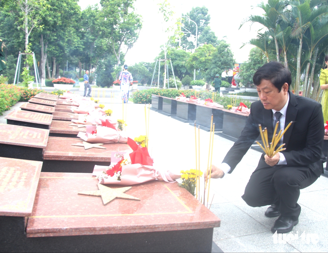 Bí thư Trần Lưu Quang cùng lãnh đạo TP.HCM dâng hương tưởng niệm Anh hùng liệt sĩ nhân ngày 27-7 - Ảnh 13.