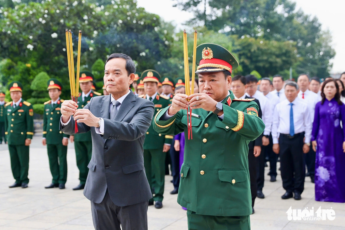 Bí thư Trần Lưu Quang cùng lãnh đạo TP.HCM dâng hương tưởng niệm Anh hùng liệt sĩ nhân ngày 27-7 - Ảnh 1.
