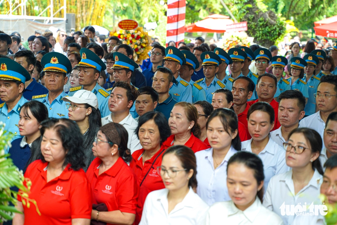 Nén hương và hoa thắm đượm lòng thành kính tại Công viên Lê Thị Riêng ngày 27-7 - Ảnh 1.