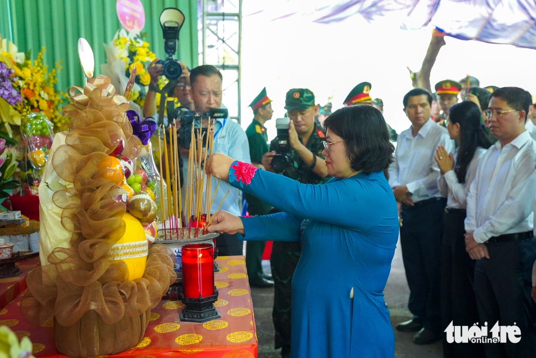 Nén hương và hoa thắm đượm lòng thành kính tại Công viên Lê Thị Riêng ngày 27-7 - Ảnh 2.