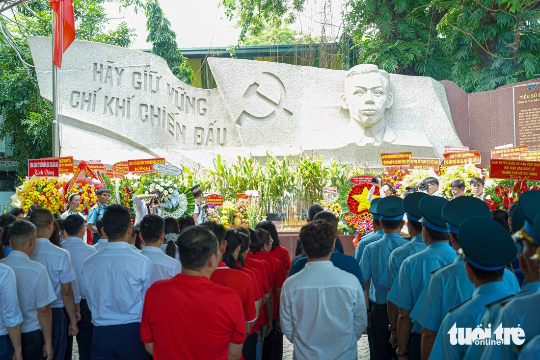 Nén hương và hoa thắm đượm lòng thành kính tại Công viên Lê Thị Riêng ngày 27-7 - Ảnh 5.