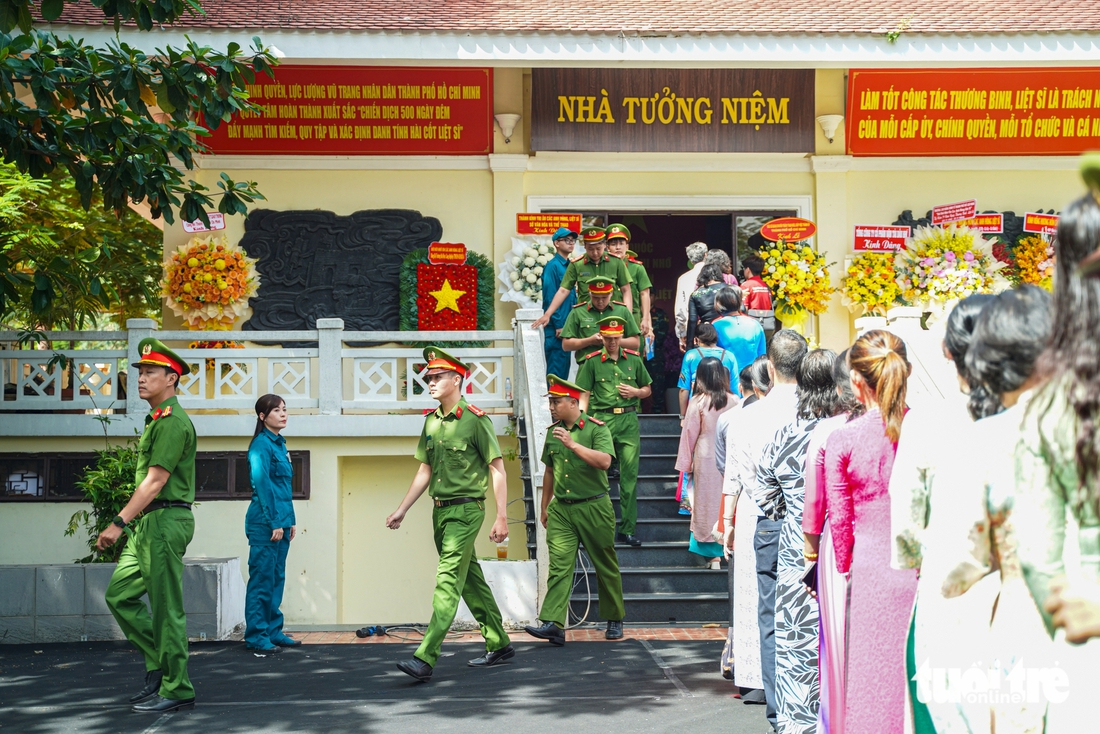 Nén hương và hoa thắm đượm lòng thành kính tại Công viên Lê Thị Riêng ngày 27-7 - Ảnh 7.