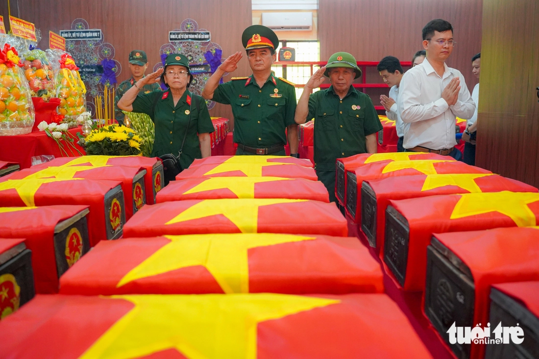 Nén hương và hoa thắm đượm lòng thành kính tại Công viên Lê Thị Riêng ngày 27-7 - Ảnh 8.