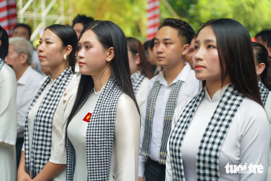 Nén hương và hoa thắm đượm lòng thành kính tại Công viên Lê Thị Riêng ngày 27-7 - Ảnh 10.