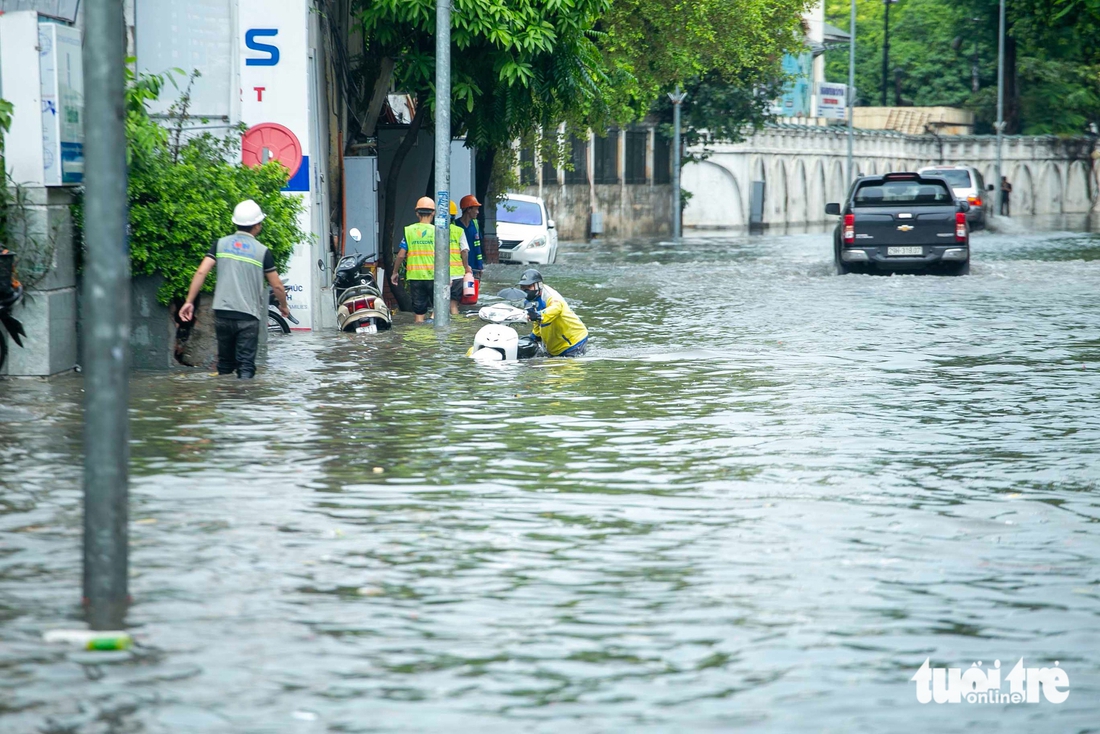 Ngập sâu tại Hà Nội sau 30 phút mưa lớn khiến nhiều xe chết máy - Ảnh 3.