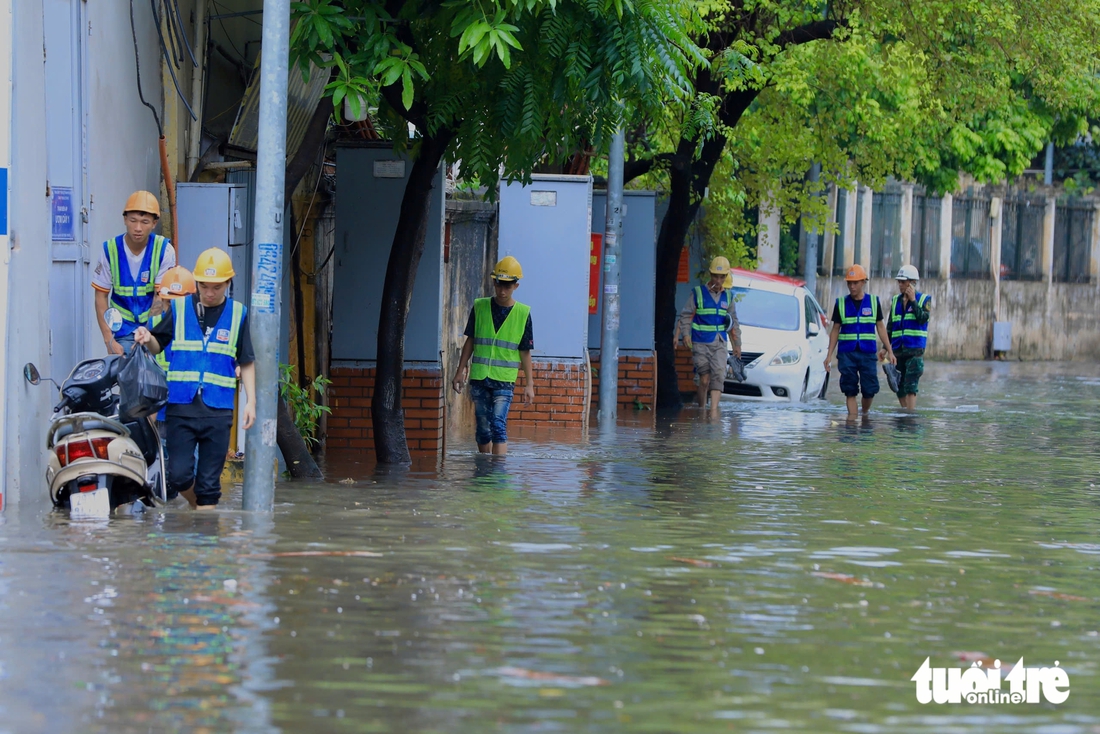 Ngập sâu tại Hà Nội sau 30 phút mưa lớn khiến nhiều xe chết máy - Ảnh 4.