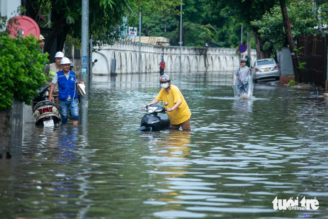 Ngập sâu tại Hà Nội sau 30 phút mưa lớn khiến nhiều xe chết máy - Ảnh 14.