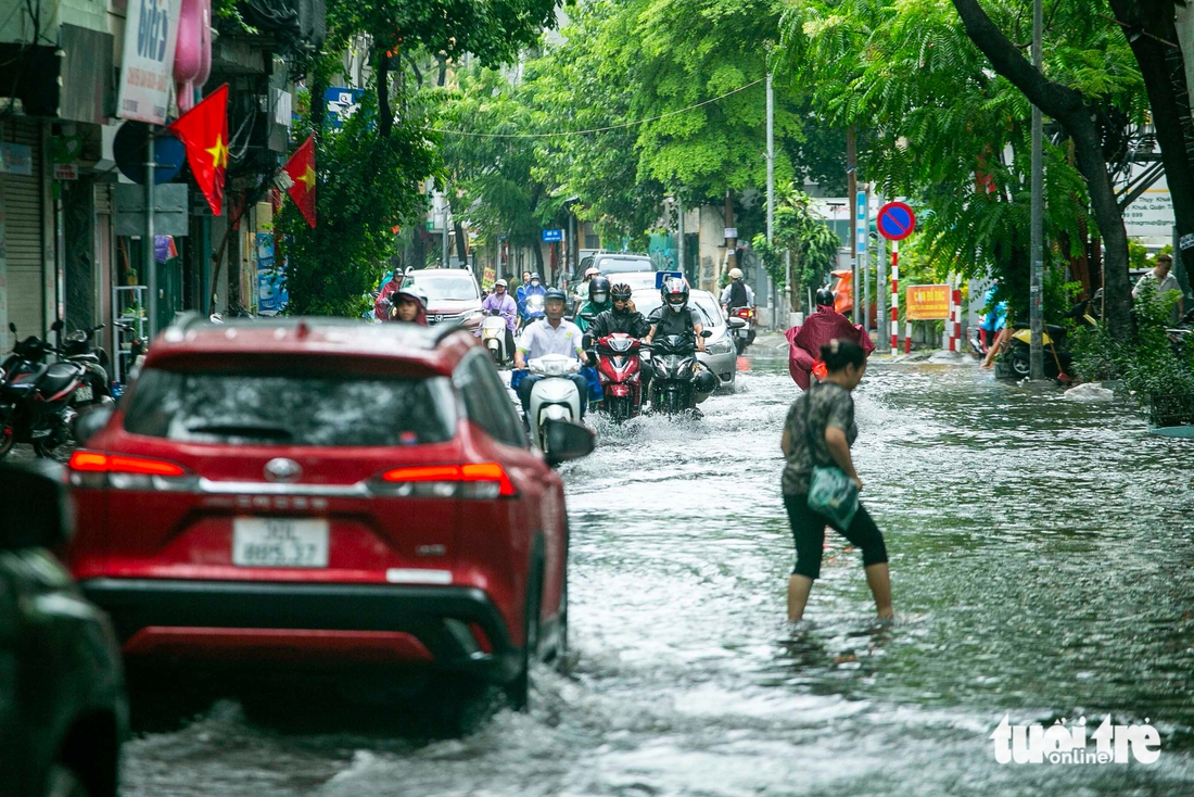 Ngập sâu tại Hà Nội sau 30 phút mưa lớn khiến nhiều xe chết máy - Ảnh 16.