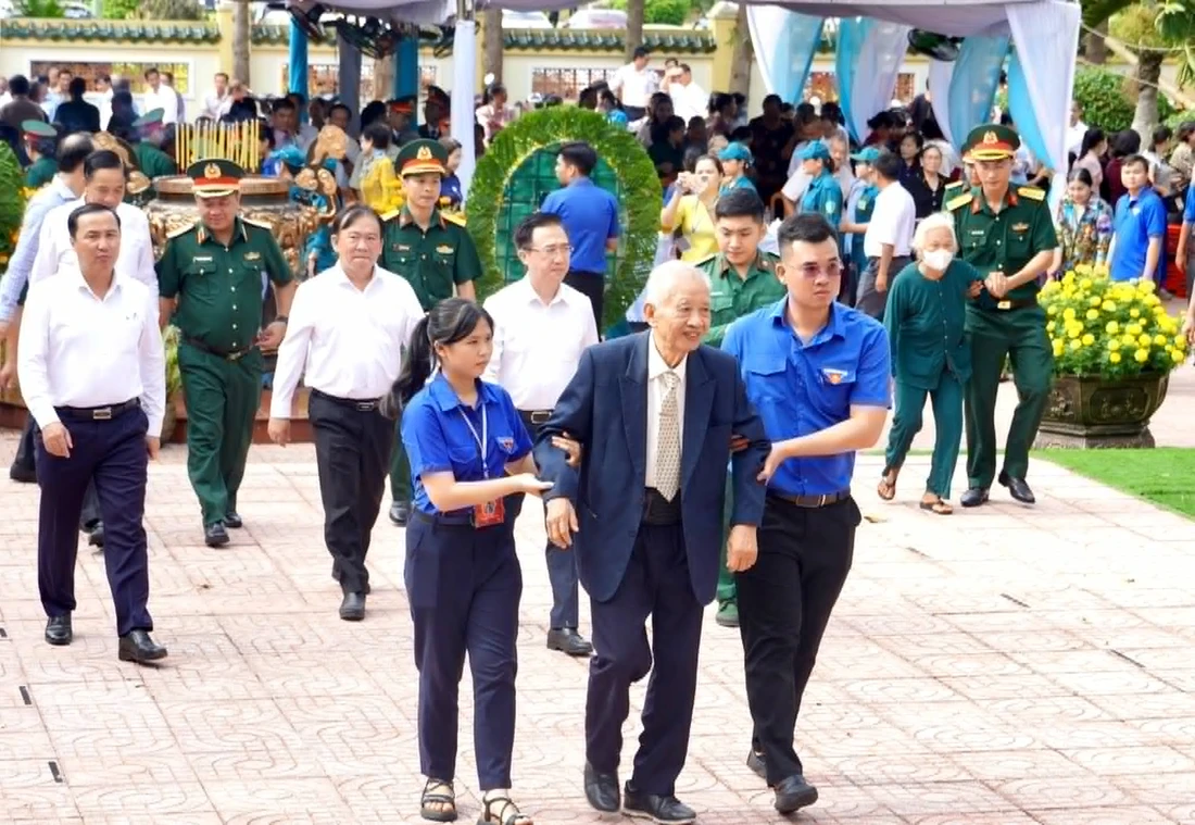 Bí thư Trần Lưu Quang cùng lãnh đạo TP.HCM dâng hương tưởng niệm Anh hùng liệt sĩ nhân ngày 27-7 - Ảnh 15.