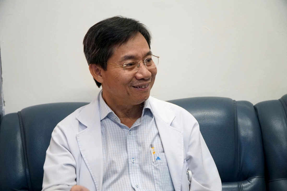 Bác sĩ kể giây phút cả ê-kíp vỡ òa khi nước tiểu phun thành tia trong ca ghép thận lần 3 - Ảnh 1.