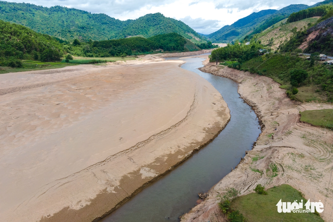 Sông Đakrông cạn trơ đáy, người dân đi bộ giữa lòng sông - Ảnh 3.