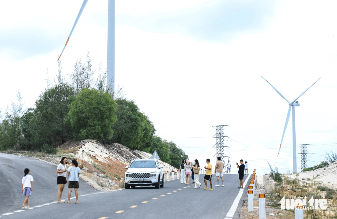 Cánh đồng điện gió đẹp như tranh ở Quảng Trị, công an cảnh báo du khách không đứng giữa đường chụp ảnh - Ảnh 5.