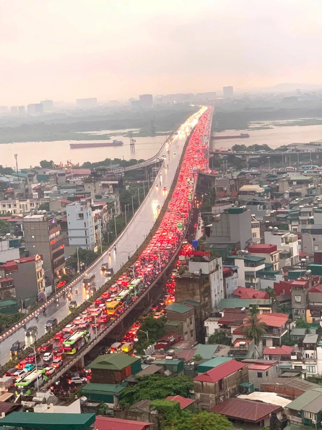 Hà Nội mưa lớn giờ tan tầm , khu vực trước Aeon Mall Long Biên ngập sâu - Ảnh 4.