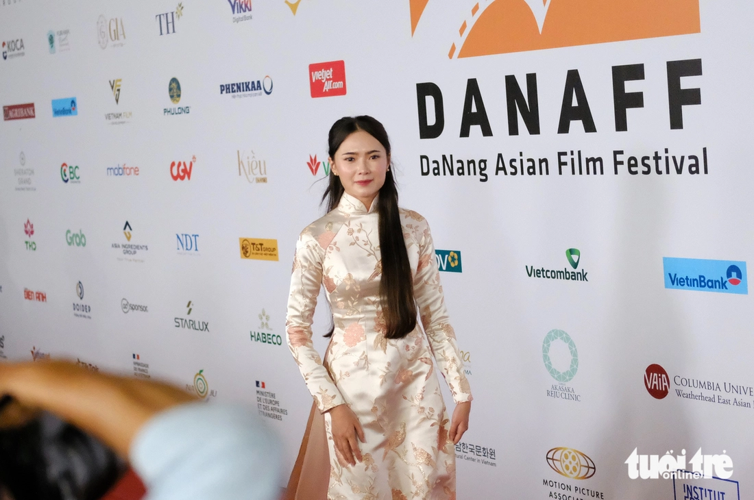‘Hoàng hậu cuối cùng’ Tăng Thanh Hà khá căng thẳng trên thảm đỏ DANAFF - Ảnh 10.