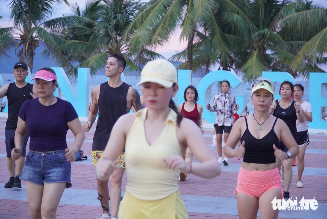 Khách Tây mê mẩn sân khiêu vũ dã chiến bên bờ biển Đà Nẵng - Ảnh 12.