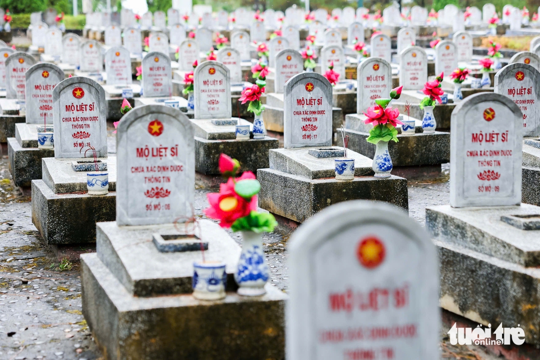 Tháng 7 đi tìm tên cho liệt sĩ và cuộc gặp với những người tuyến đầu - Ảnh 2.