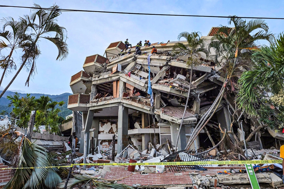 Xuyên đêm tìm kiếm nạn nhân động đất tại Venezuela, đoàn Việt Nam đã đưa 54 thi thể ra khỏi đống đổ nát - Ảnh 1.