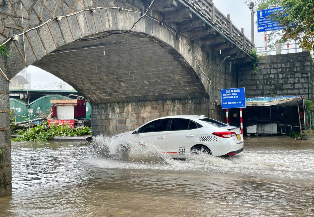 Bão số 1 tàn phá Móng Cái gây thiệt hại nặng nề cho người dân - Ảnh 9.