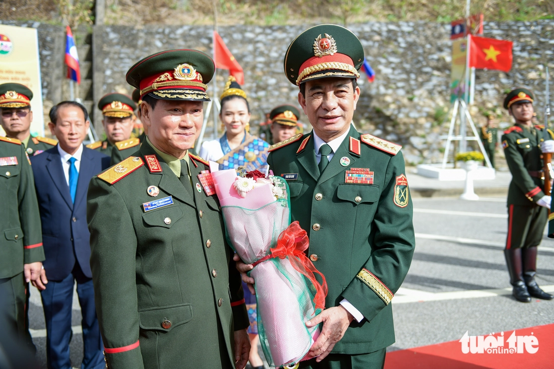 Bộ trưởng Quốc phòng Việt Nam - Lào chứng kiến ... - Ảnh 1.