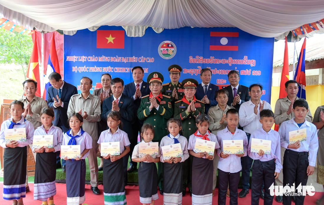 Bộ trưởng Quốc phòng Việt Nam - Lào chứng kiến ... - Ảnh 8.