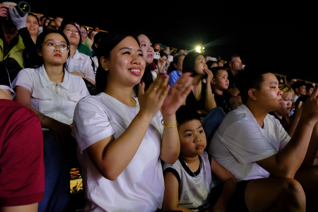 Người Đà Nẵng thích thú xem công an hợp luyện võ thuật - Ảnh 5.
