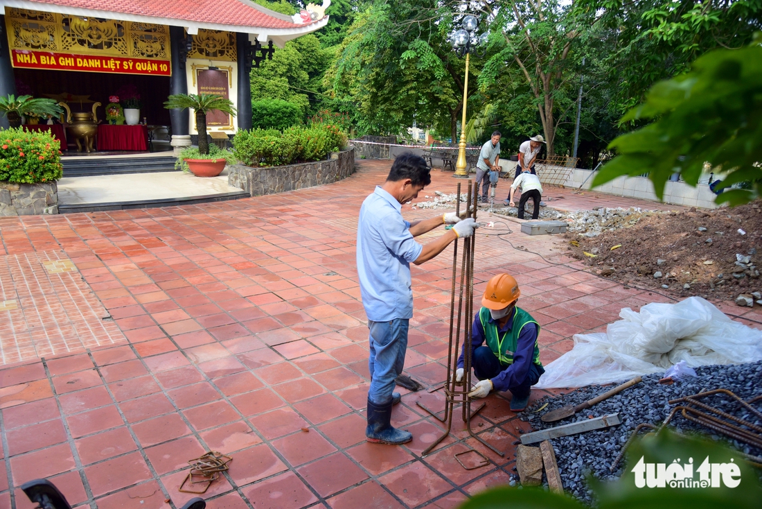 Đào đất móng trụ, chuẩn bị di dời bia tưởng niệm anh hùng liệt sĩ ở công viên Lê Thị Riêng - Ảnh 2.