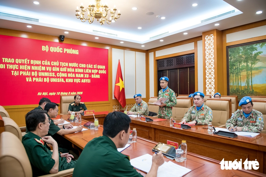 Trao quyết định của Chủ tịch nước, quyết định của Bộ trưởng Bộ Quốc phòng cho sĩ quan đi thực hiện nhiệm vụ gìn giữ hoà bình - Ảnh 2.