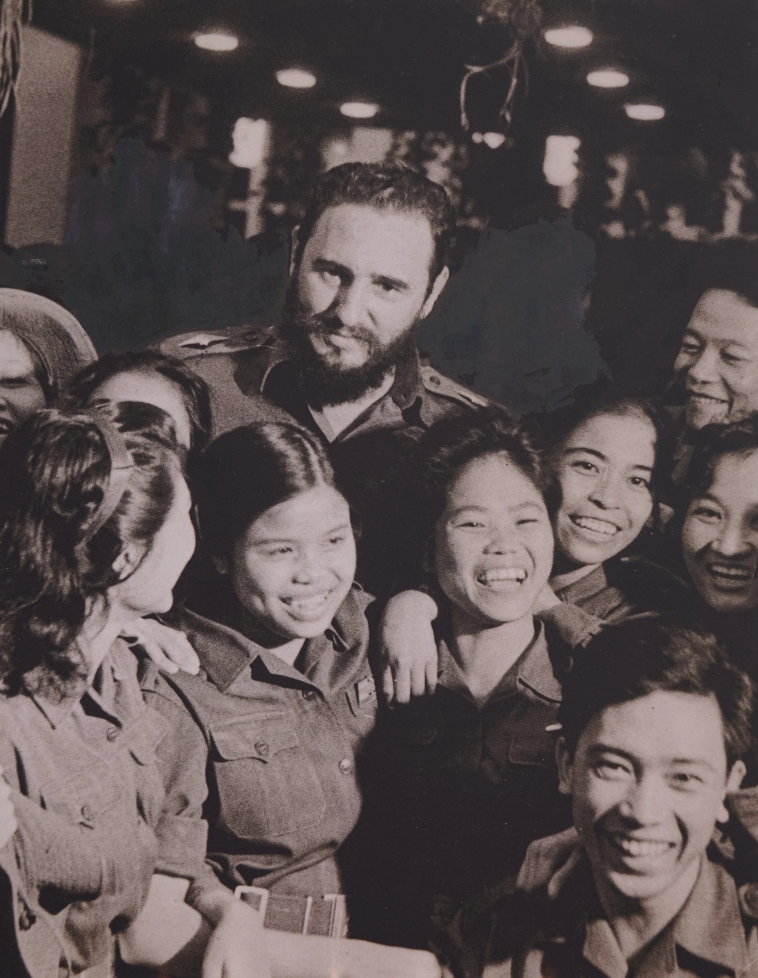 Những hình ảnh quý từ Cuba, Chủ tịch Fidel Castro chặt mía, đọc sách giữa núi rừng - Ảnh 3.