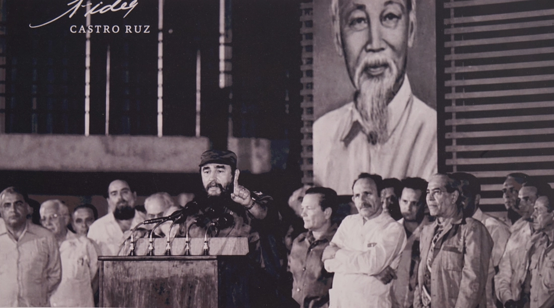 Những hình ảnh quý từ Cuba, Chủ tịch Fidel Castro chặt mía, đọc sách giữa núi rừng - Ảnh 4.