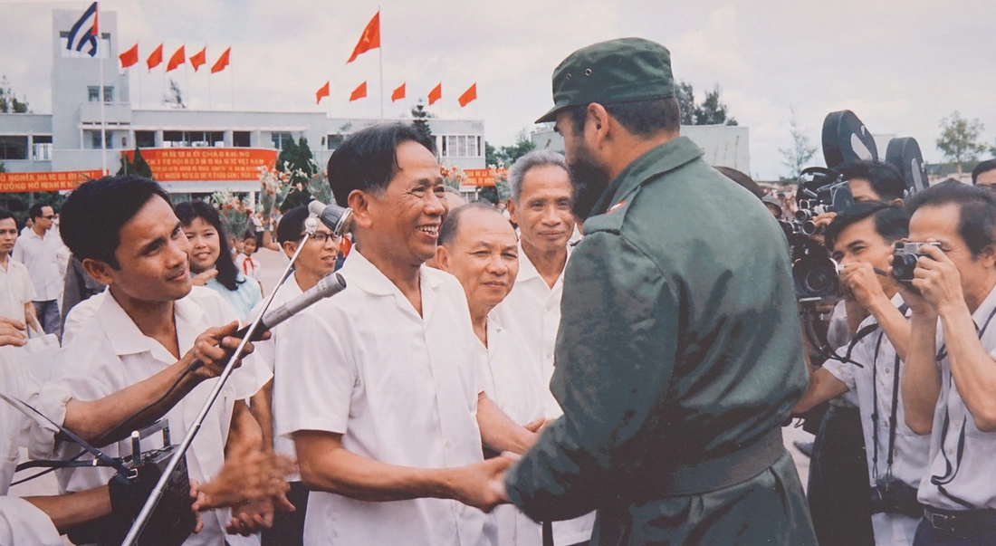 Những hình ảnh quý từ Cuba, Chủ tịch Fidel Castro chặt mía, đọc sách giữa núi rừng - Ảnh 5.