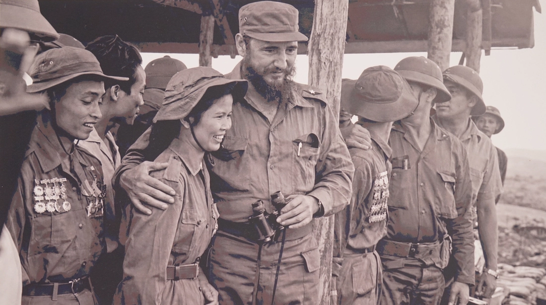 Những hình ảnh quý từ Cuba, Chủ tịch Fidel Castro chặt mía, đọc sách giữa núi rừng - Ảnh 6.