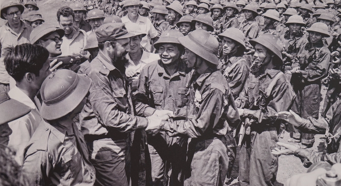 Những hình ảnh quý từ Cuba, Chủ tịch Fidel Castro chặt mía, đọc sách giữa núi rừng - Ảnh 7.