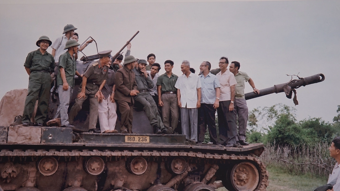 Những hình ảnh quý từ Cuba, Chủ tịch Fidel Castro chặt mía, đọc sách giữa núi rừng - Ảnh 8.