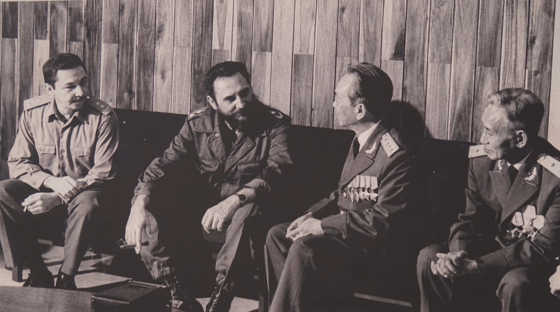 Những hình ảnh quý từ Cuba, Chủ tịch Fidel Castro chặt mía, đọc sách giữa núi rừng - Ảnh 10.