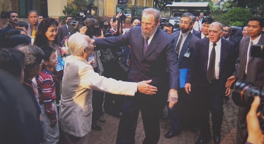 Những hình ảnh quý từ Cuba, Chủ tịch Fidel Castro chặt mía, đọc sách giữa núi rừng - Ảnh 11.